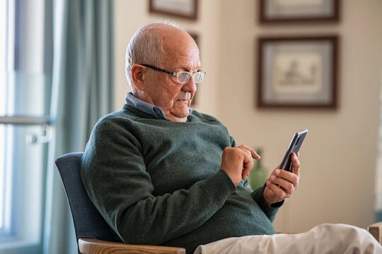 aged person with smartphone